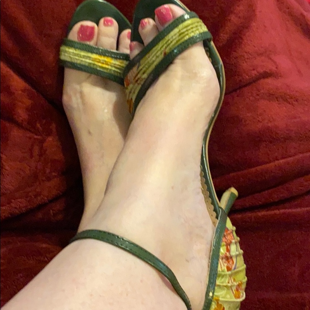 Sold liznash1208 Wild Rose red floral/green heel - Picture 3 of 11